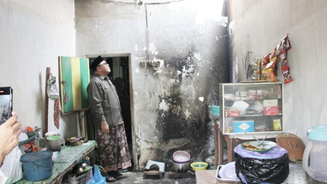 
					Wakil Bupati Rembang, Hanies Cholil Barro’ (Gus Hanies) menyalurkan bantuan bagi korban kebakaran di Desa Selopuro dan Desa Sumbergirang, Kecamatan Lasem, Kamis (4/9/2025). (Foto: rembangsepekan.com)