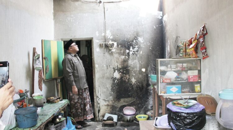 Wakil Bupati Rembang, Hanies Cholil Barro’ (Gus Hanies) menyalurkan bantuan bagi korban kebakaran di Desa Selopuro dan Desa Sumbergirang, Kecamatan Lasem, Kamis (4/9/2025). (Foto: rembangsepekan.com)