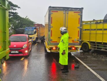 Dua truk bertabrakan pada Selasa (30/9/2025) sekitar pukul 04.30 WIB. (Foto: rembangsepekan.com)