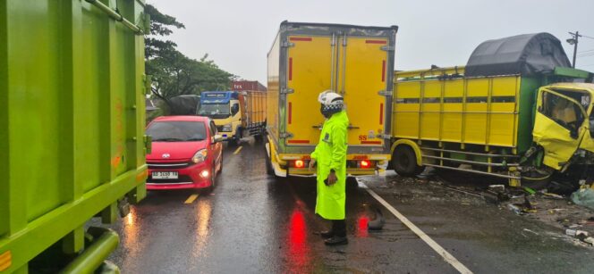 
					Dua truk bertabrakan pada Selasa (30/9/2025) sekitar pukul 04.30 WIB. (Foto: rembangsepekan.com)