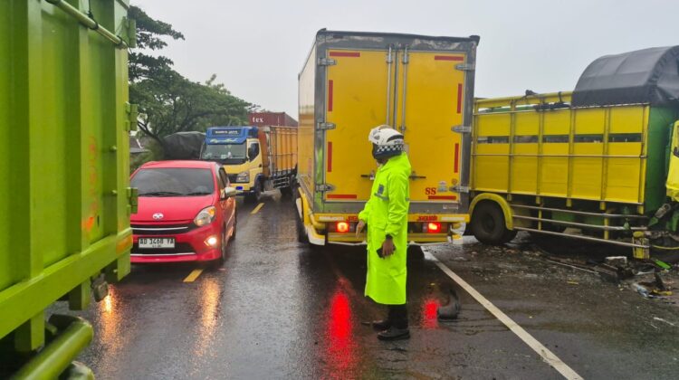 Dua truk bertabrakan pada Selasa (30/9/2025) sekitar pukul 04.30 WIB. (Foto: rembangsepekan.com)