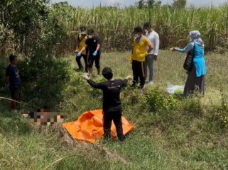 Warga temukan mayat laki-laki di tengah sawah, Desa Kasreman, Jumat (12/9/2025). (Foto: rembangsepekan.com)