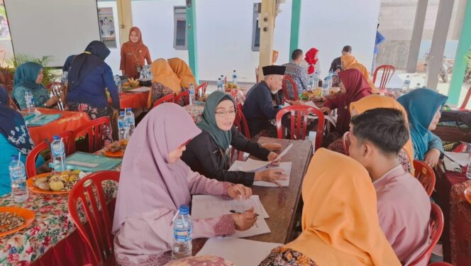 
					Pemkab Rembang melakukan verifikasi lapangan terhadap enam nominasi terbaik Kampung KB. (Foto: rembangsepekan.com)