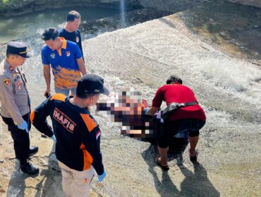 Polisi mengevakuasi jenazah MLH yang ditemukan di sungai Desa Mrayun, Sale, Kamis (11/9/2025). (Foto: rembangsepekan.com)
