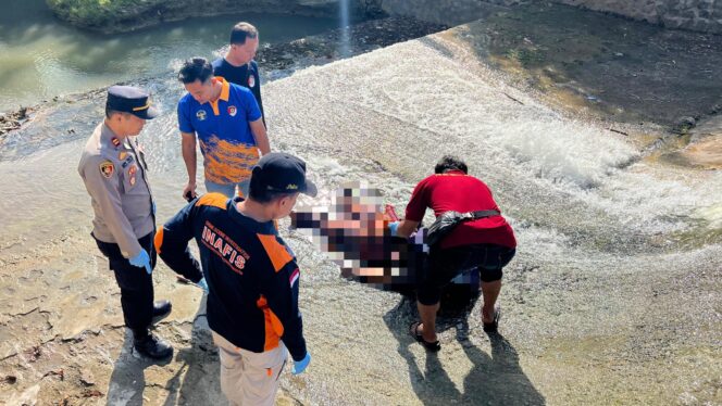 
					Polisi mengevakuasi jenazah MLH yang ditemukan di sungai Desa Mrayun, Sale, Kamis (11/9/2025). (Foto: rembangsepekan.com)