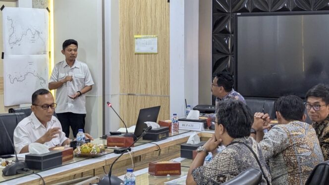 
					Bupati Rembang Harno saat rapat terkait rencana proyek longstorage di Kalioang, Sarang. (Foto: rembangsepekan.com)