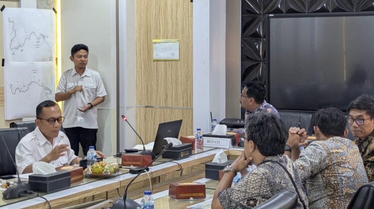 Bupati Rembang Harno saat rapat terkait rencana proyek longstorage di Kalioang, Sarang. (Foto: rembangsepekan.com)