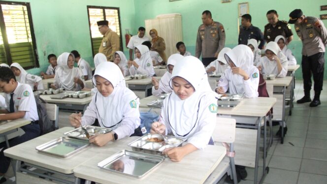 
					Program MBG di SMPN 5 Rembang, hari ini (15/9/2025). (Foto: rembangsepekan.com)