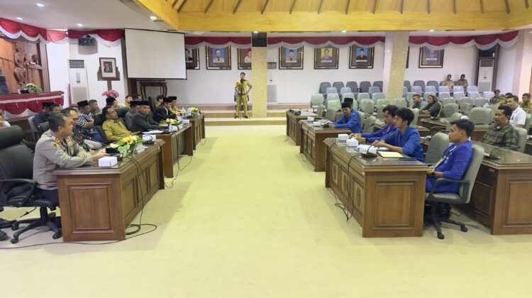 5 mahasiswa dari PMII Rembang mendatangi Gedung DPRD Rembang untuk melakukan audiensi, Senin (1/9/2025) pagi. (Foto: rembangsepekan.com)
