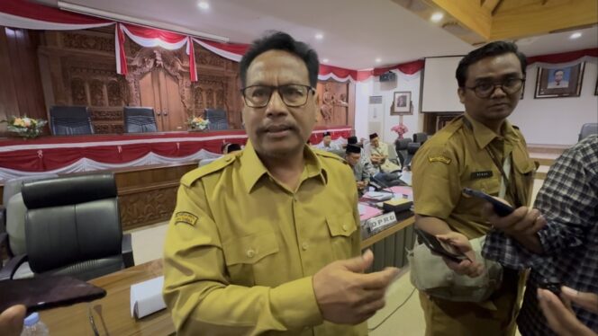 
					Bupati Rembang Harno saat diwawancarai awak media. (Foto: rembabgsepekan.com)