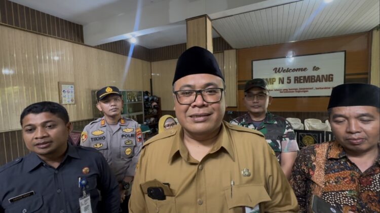 Wabup Rembang M. Hanies Cholil Barro’ (Gus Hanies) usai meninjau MBG di SMPN 5 Rembang, hari ini (15/9/2025). (Foto: rembangsepekan.com)
