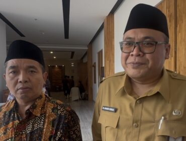 Wabup Rembang M. Hanies Cholil Barro’ (Gus Hanies) didampingi Ketua DPRD Rembang (kiri) Abdul Ro’uf saat diwawancarai wartawan, Senin (15/9/2025). (Foto: rembangsepekan.com)