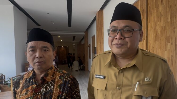 Wabup Rembang M. Hanies Cholil Barro’ (Gus Hanies) didampingi Ketua DPRD Rembang (kiri) Abdul Ro’uf saat diwawancarai wartawan, Senin (15/9/2025). (Foto: rembangsepekan.com)