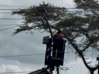 Pemerintah tengah mengerjakan pemasangan Lampu Penerangan Jalan Umum (LPJU) di 528 titik yang tersebar di sejumlah wilayah. (Foto: rembangsepekan.com)