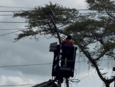 Pemerintah tengah mengerjakan pemasangan Lampu Penerangan Jalan Umum (LPJU) di 528 titik yang tersebar di sejumlah wilayah. (Foto: rembangsepekan.com)