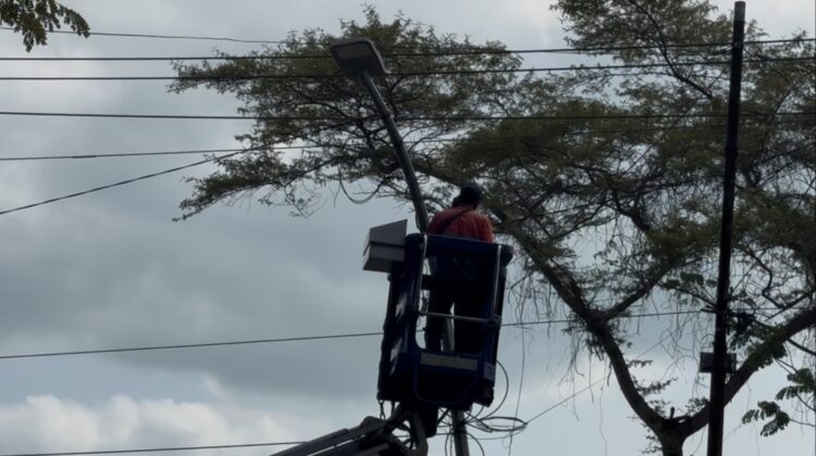Pemerintah tengah mengerjakan pemasangan Lampu Penerangan Jalan Umum (LPJU) di 528 titik yang tersebar di sejumlah wilayah. (Foto: rembangsepekan.com)