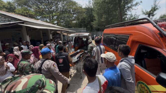 
					Pemancing yang tenggelam di perairan dekat PLTU Sluke akhirnya ditemukan tewas, Senin (22/9) sekitar pukul 10.45 WIB. (Foto: rembangsepekan.com)