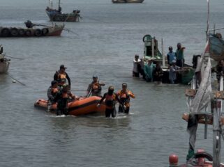 Pemancing yang tenggelam di perairan dekat PLTU Sluke akhirnya ditemukan tewas, Senin (22/9) sekitar pukul 10.45 WIB. (Foto: rembangsepekan.com)