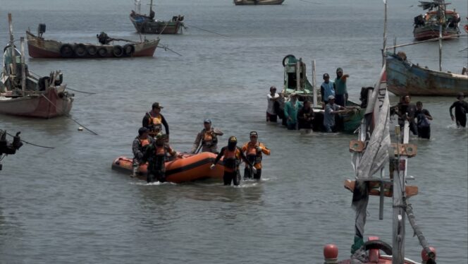 
					Pemancing yang tenggelam di perairan dekat PLTU Sluke akhirnya ditemukan tewas, Senin (22/9) sekitar pukul 10.45 WIB. (Foto: rembangsepekan.com)