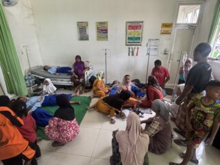 Ratusan pelajar keracunan makanan MBG dirawat di Puskesmas Kragan I, Rabu (24/9/2025). (Foto: rembangsepekan.com)