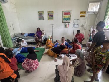 Ratusan pelajar keracunan makanan MBG dirawat di Puskesmas Kragan I, Rabu (24/9/2025). (Foto: rembangsepekan.com)