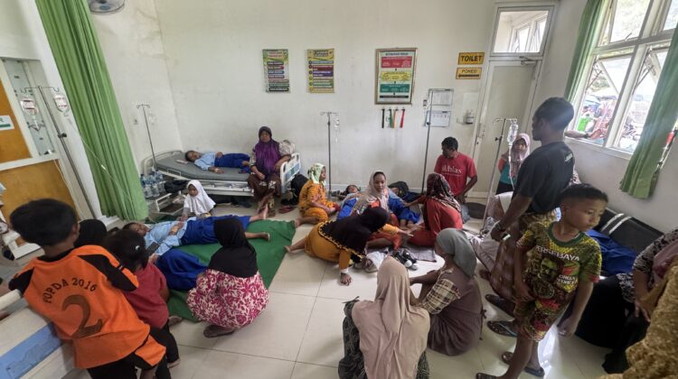 Ratusan pelajar keracunan makanan MBG dirawat di Puskesmas Kragan I, Rabu (24/9/2025). (Foto: rembangsepekan.com)