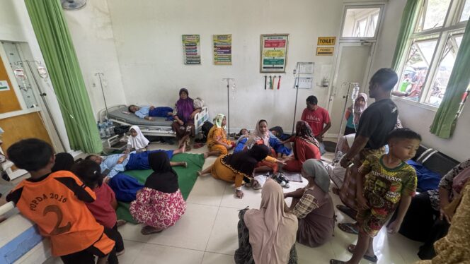 
					Ratusan pelajar keracunan makanan MBG dirawat di Puskesmas Kragan I, Rabu (24/9/2025). (Foto: rembangsepekan.com)