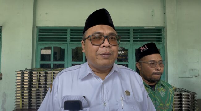 Ketua Satgas MBG Kabupaten Rembang sekaligus Wakil Bupati, Muhammad Hanies Cholil Barro’ didampingi Ketua Komisi IV DPRD Rembang usai cek MBG di SMPN 1 Kragan, Rabu (24/9/2025). (Foto: rembangsepekan.com)