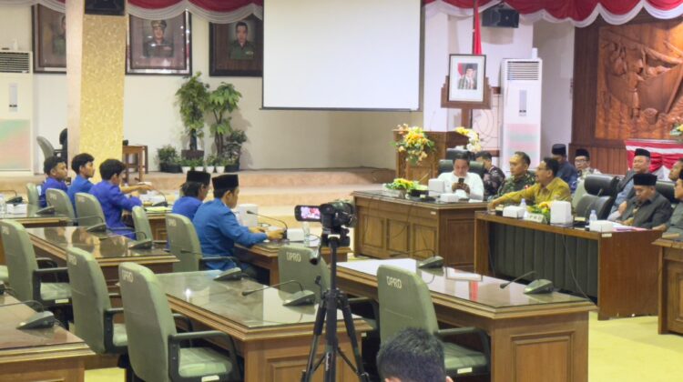 PC PMII Rembang menyampaikan serangkaian tuntutan dalam audiensi bersama DPRD, Pemkab, dan aparat keamanan Rembang, pada Senin (1/9/2025). (Foto: rembangsepekan.com)