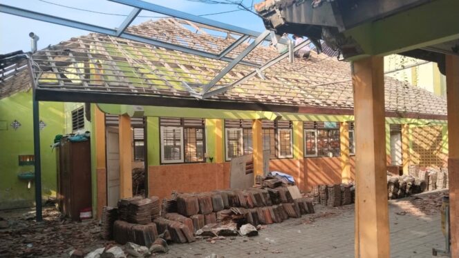 
					Gedung sekolahan SMPN 2 Kragan, Kamis (11/9/2025). (Foto: rembangsepekan.com)