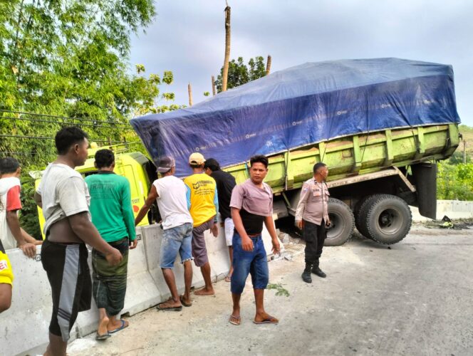 
					Truk tronton alami laka tunggal di Jalan Raya Lasem-Jatirogo, tepatnya di tanjakan tikungan Desa Karas, Kecamatan Sedan, Kabupaten Rembang, Selasa (16/9/2025). (Foto: rembangsepekan.com)