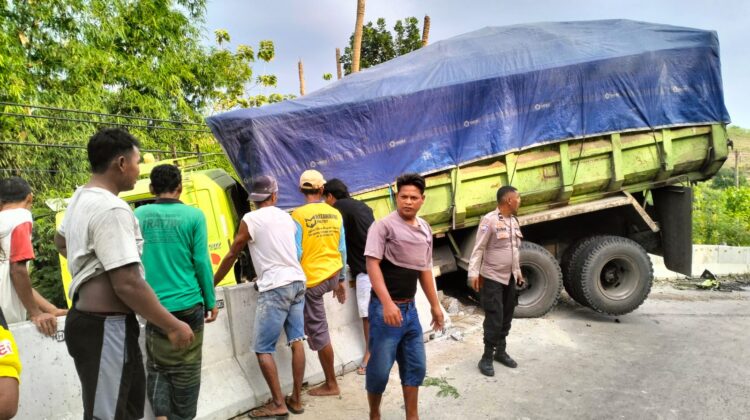 Truk tronton alami laka tunggal di Jalan Raya Lasem-Jatirogo, tepatnya di tanjakan tikungan Desa Karas, Kecamatan Sedan, Kabupaten Rembang, Selasa (16/9/2025). (Foto: rembangsepekan.com)