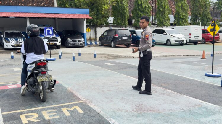 Praktik uji berkendara dalam proses penerbitan SIM di Satlantas Polres Rembang. (Foto: rembangsepekan.com)