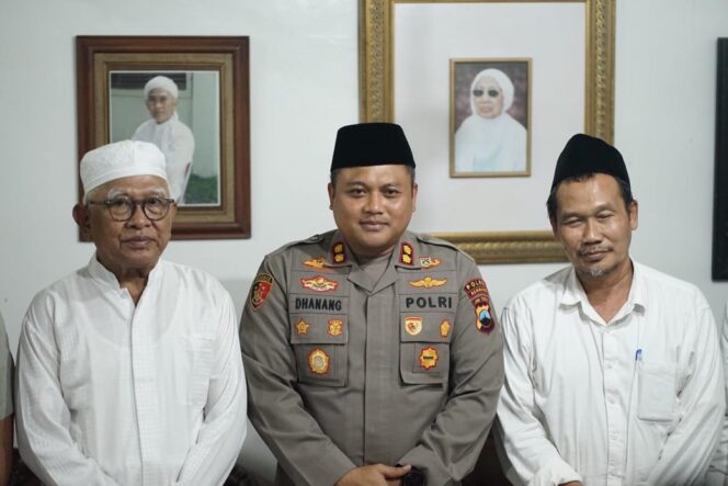 
					Kapolres Rembang ABKP Dhanang Bagus Anggoro saat silaturahmi dengan tokoh ulama KH. Ahmad Mustofa Bisri (Gus Mus) dan KH. Bahauddin Nur Salim (Gus Baha) di kediaman Gus Mus beberapa waktu lalu. (Foto: rembangsepekan.com)