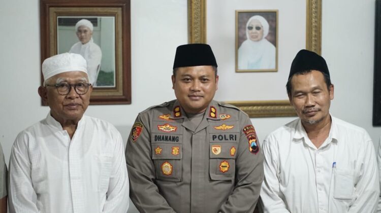 Kapolres Rembang ABKP Dhanang Bagus Anggoro saat silaturahmi dengan tokoh ulama KH. Ahmad Mustofa Bisri (Gus Mus) dan KH. Bahauddin Nur Salim (Gus Baha) di kediaman Gus Mus beberapa waktu lalu. (Foto: rembangsepekan.com)