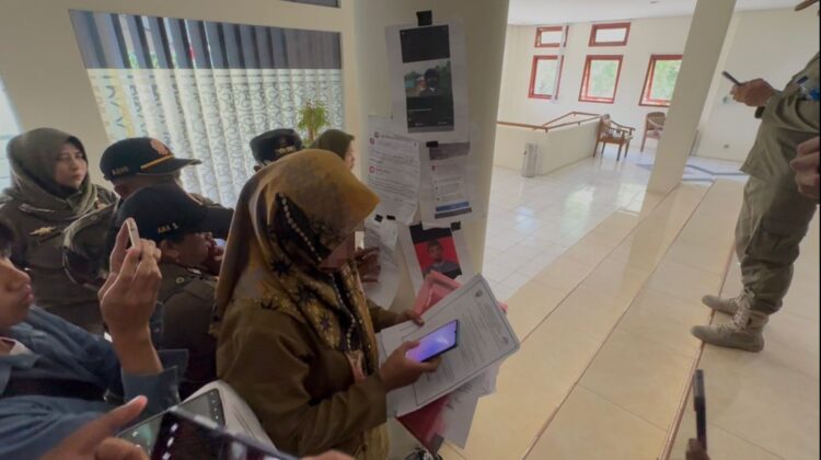 Seorang perempuan yang mengaku sebagai guru mendatangi Gedung DPRD Rembang pada Senin (1/9/2025) pagi. (Foto: rembangsepekan.com)