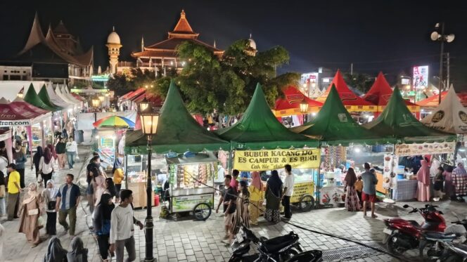 
					Ribuan warga tumpah ruah di Alun-alun Lasem, Rabu (10/9/2025) malam. (Foto: rembangsepekan.com)