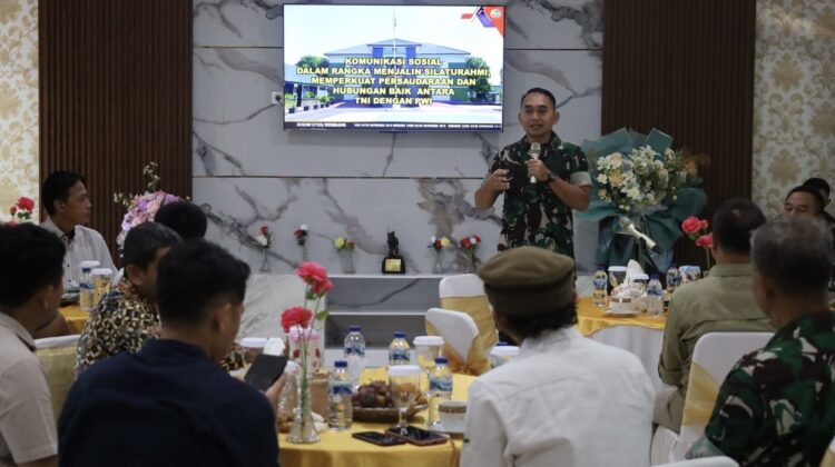 Komandan Kodim 0720/Rembang, Letkol Arm Winner Fradana Dieng menggelar silaturahmi bersama para jurnalis di Rembang, Selasa (2/9/2025). (Foto: rembangsepekan.com)