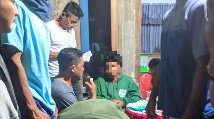 Geger insiden diduga 2 remaja hendak mengembat motor warga saat pentas ketoprak di Warugunung, Pancur, Sabtu (20/92025). (Foto: dok Polsek Pancur)