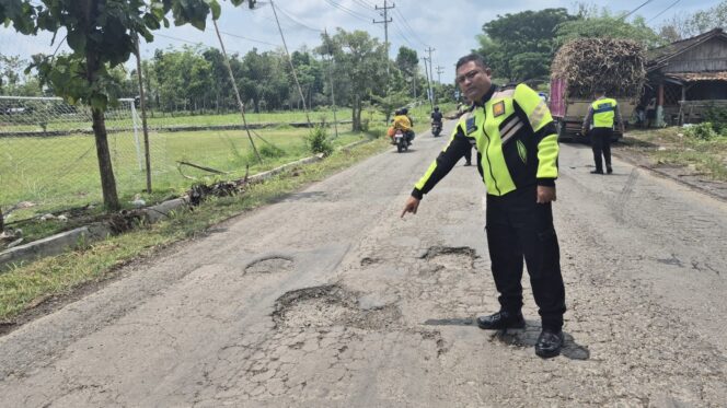 
					Kecelakaan lalu lintas terjadi di Jalan Clangapan-Pamotan, tepatnya di Desa Tlogomojo, Kecamatan Rembang, Kabupaten Rembang, Minggu (26/10/2025) siang. (Foto: rembangsepekan.com)