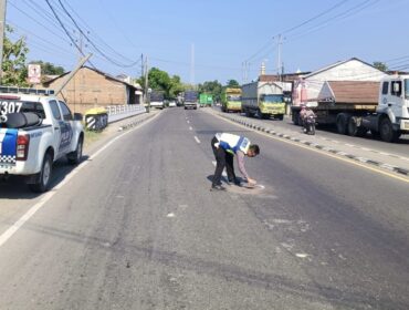 Pelajar perempuan berusia 16 tahun meninggal dunia setelah motor yang dikendarainya terserempet motor lain dan tertabrak truk gandeng di Desa Sluke, Kecamatan Sluke, Rabu (8/10/2025) pagi. (Foto: rembangsepekan.com)