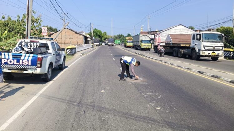 Pelajar perempuan berusia 16 tahun meninggal dunia setelah motor yang dikendarainya terserempet motor lain dan tertabrak truk gandeng di Desa Sluke, Kecamatan Sluke, Rabu (8/10/2025) pagi. (Foto: rembangsepekan.com)