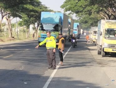 Kecelakaan beruntun di jalur Pantura Rembang, tepatnya di Desa Punjulharjo, Kecamatan Rembang, Minggu (19/10/2025) pagi . (Foto: rembangsepekan.com)