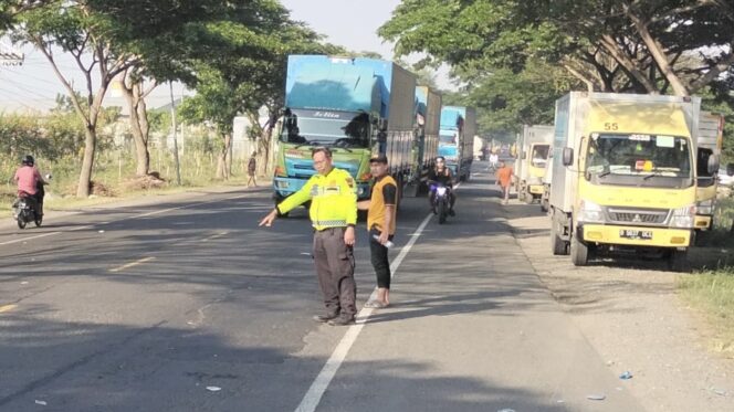 
					Kecelakaan beruntun di jalur Pantura Rembang, tepatnya di Desa Punjulharjo, Kecamatan Rembang, Minggu (19/10/2025) pagi . (Foto: rembangsepekan.com)