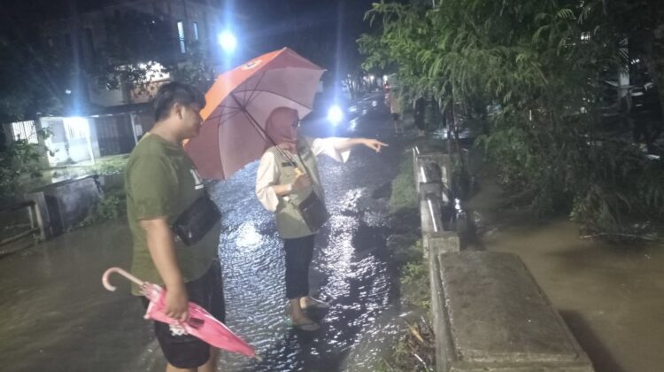Hujan deras yang melanda Kabupaten Rembang, Jawa Tengah, pada Minggu (26/10/2025) malam. (Foto: rembangsepekan.com)