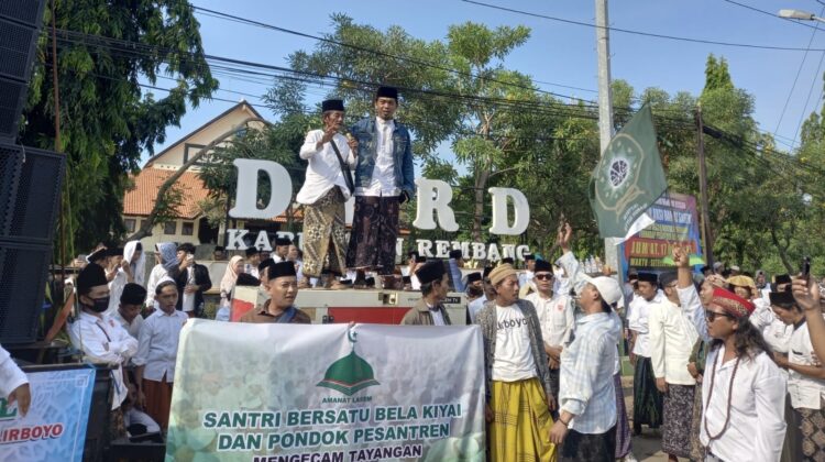 Ratusan santri di Kabupaten Rembang menggelar aksi damai di depan Gedung DPRD Rembang, Jumat (17/10/2025) siang. (Foto: rembangsepekan.com)