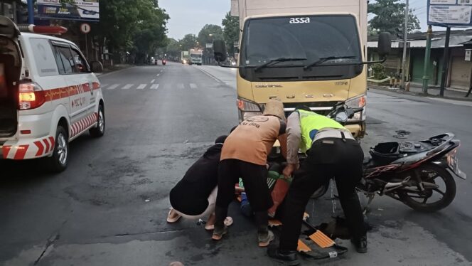 
					Kecelakaan lalu lintas terjadi di Jalan Pantura Desa Pacar, Kecamatan Rembang, Kabupaten Rembang, Rabu (29/10/2025) sekitar pukul 05.00 WIB. (Foto: rembangsepekan.com)