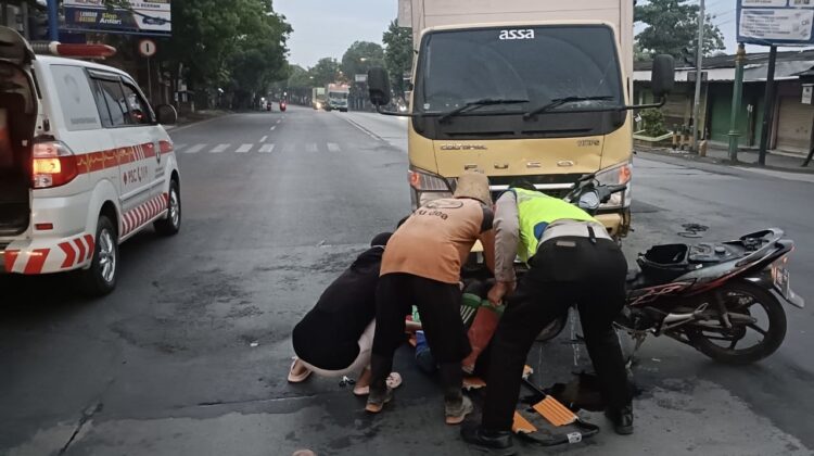 Kecelakaan lalu lintas terjadi di Jalan Pantura Desa Pacar, Kecamatan Rembang, Kabupaten Rembang, Rabu (29/10/2025) sekitar pukul 05.00 WIB. (Foto: rembangsepekan.com)