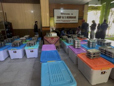 Ratusan porsi makanan MBG dikembalikan ke SPPG pihak sekolahan, Rabu (1/10/2025) gegara dinilai tak layak. (Foto: rembangsepekan.com)