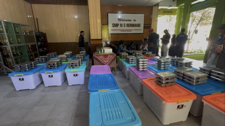 Ratusan porsi makanan MBG dikembalikan ke SPPG pihak sekolahan, Rabu (1/10/2025) gegara dinilai tak layak. (Foto: rembangsepekan.com)